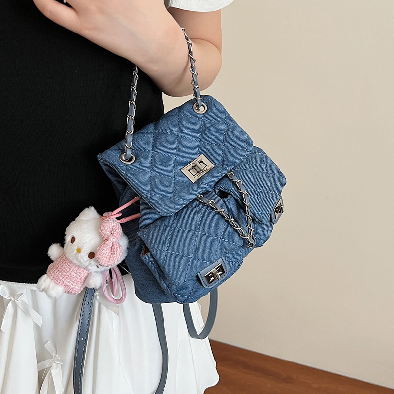 This year, denim Korean-style chain backpacks are in fashion. They are stylish and fashionable for commuting ladies and trendy schoolbags Application Scenario