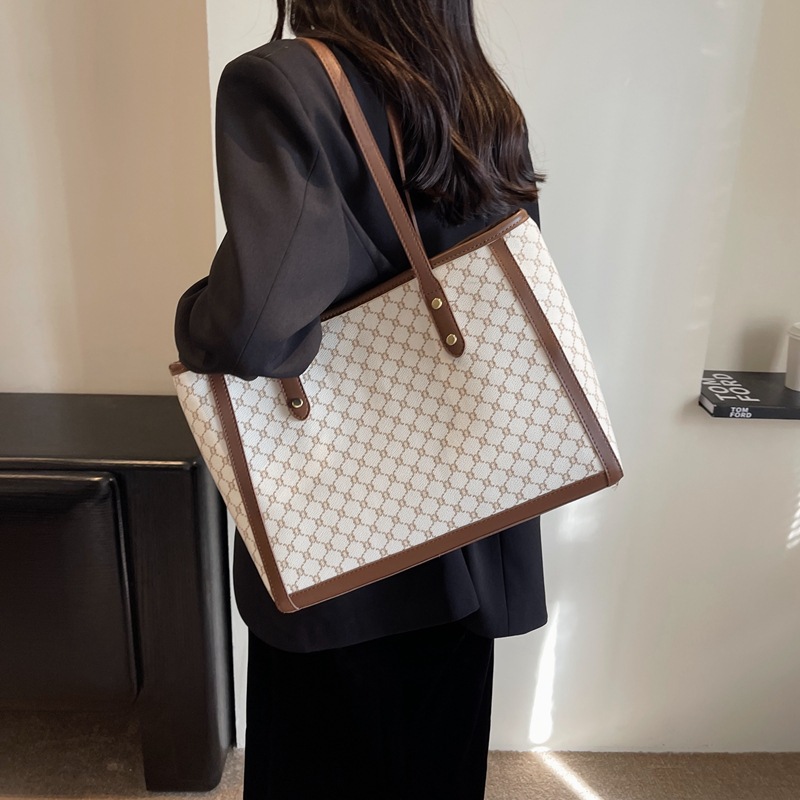 High-end, stylish, versatile, hand-carry bag for women, 2025 new trendy and popular single-shoulder bag with large capacity tote bag Application Scenario