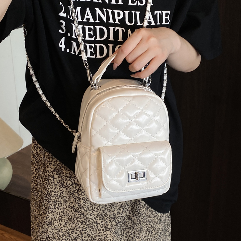 The diamond-shaped chain backpack is a fashionable and niche design for women, a casual Korean-style mini backpack that is lightweight and suitable for outdoor shopping details Picture