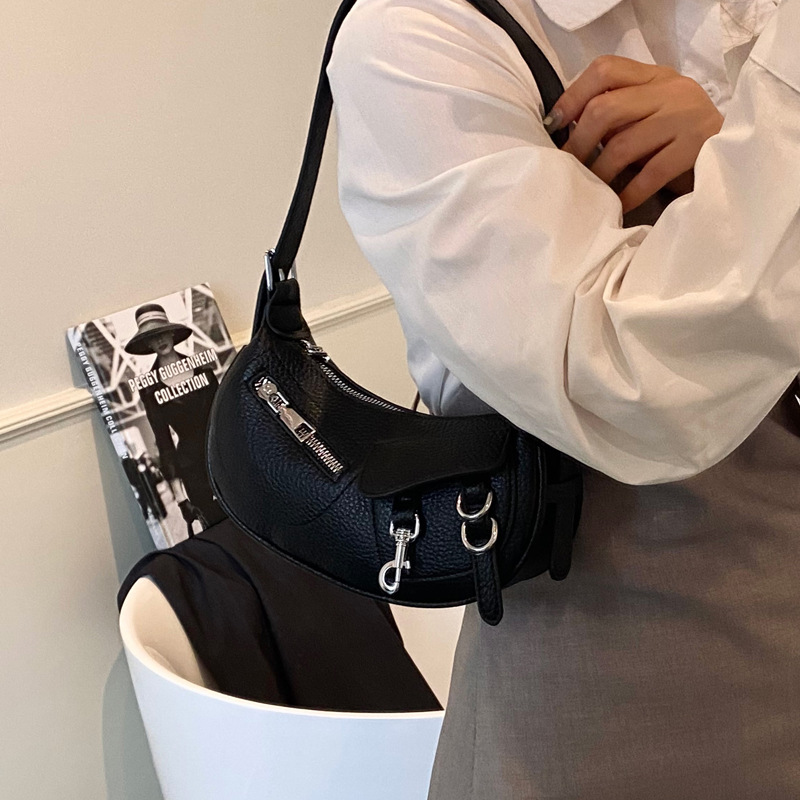 Underarm trendy and fashionable dumpling bag for women, simple and versatile Korean style single-shoulder bag, 2025 new niche design crossbody bag Application Scenario
