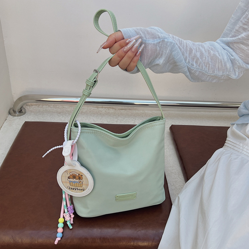 A new, simple and versatile single-shoulder crossbody bag for women in the summer of 2025, a niche Korean casual underarm bag full figure