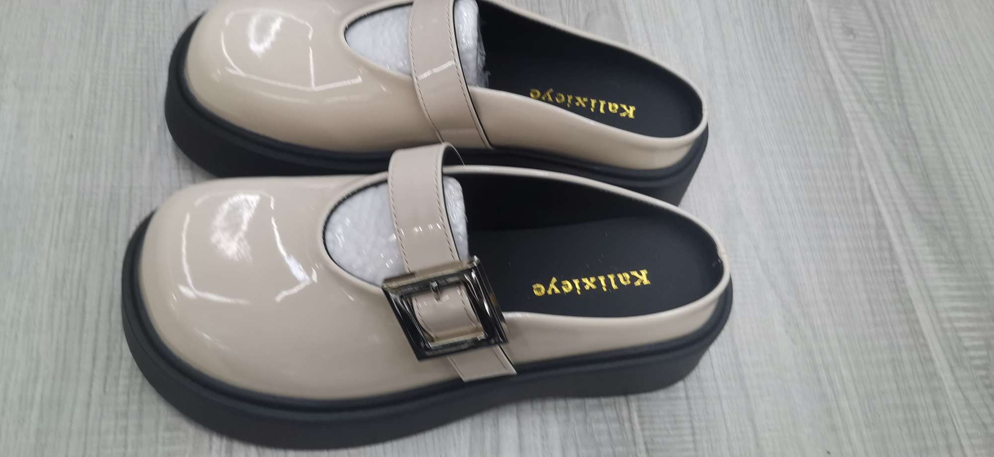 A lady's pearlescent leather middle heel, fashionable high heels with a muffin sole and half drag Specification image