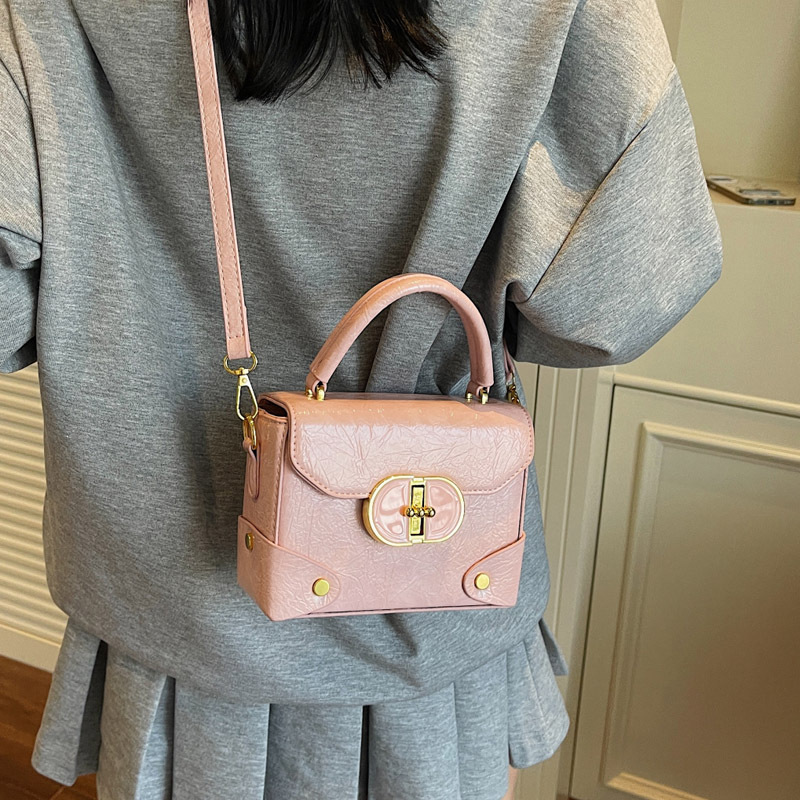 This year, the trendy square box bag for women in 2025 is a new, fashionable, versatile and high-quality single-shoulder crossbody bag Specification drawing
