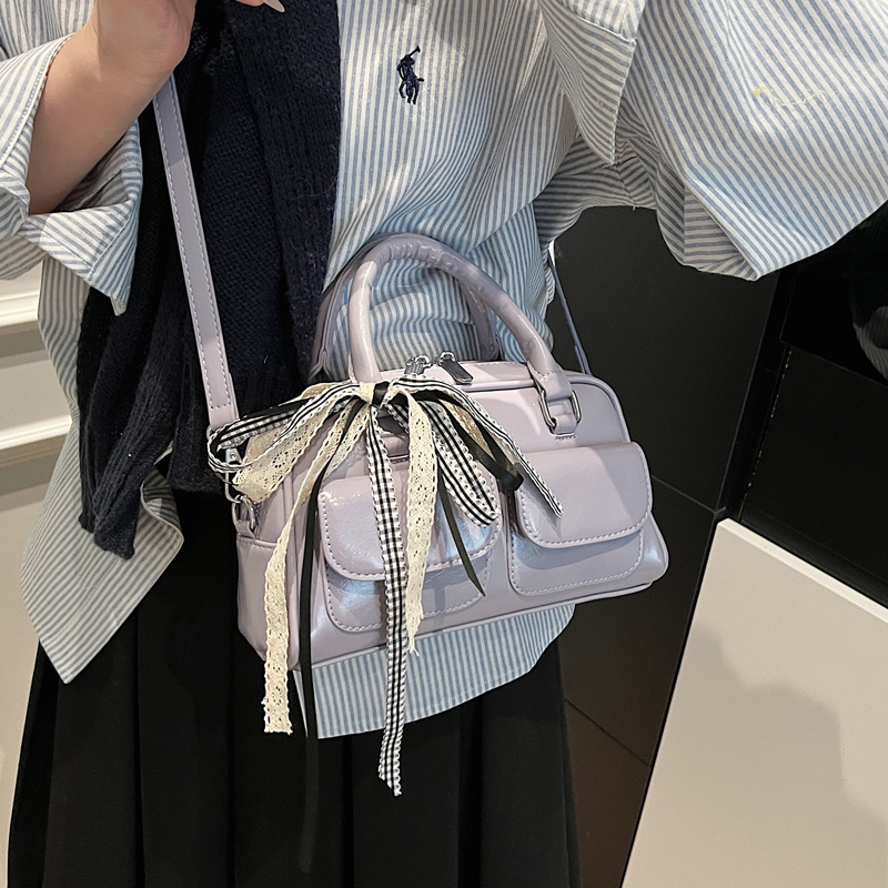 A trendy underarm bag for women in 2025, Korean version, Instagram Spring/Summer new fashion tote bag, versatile and large-capacity commuting bag details Picture