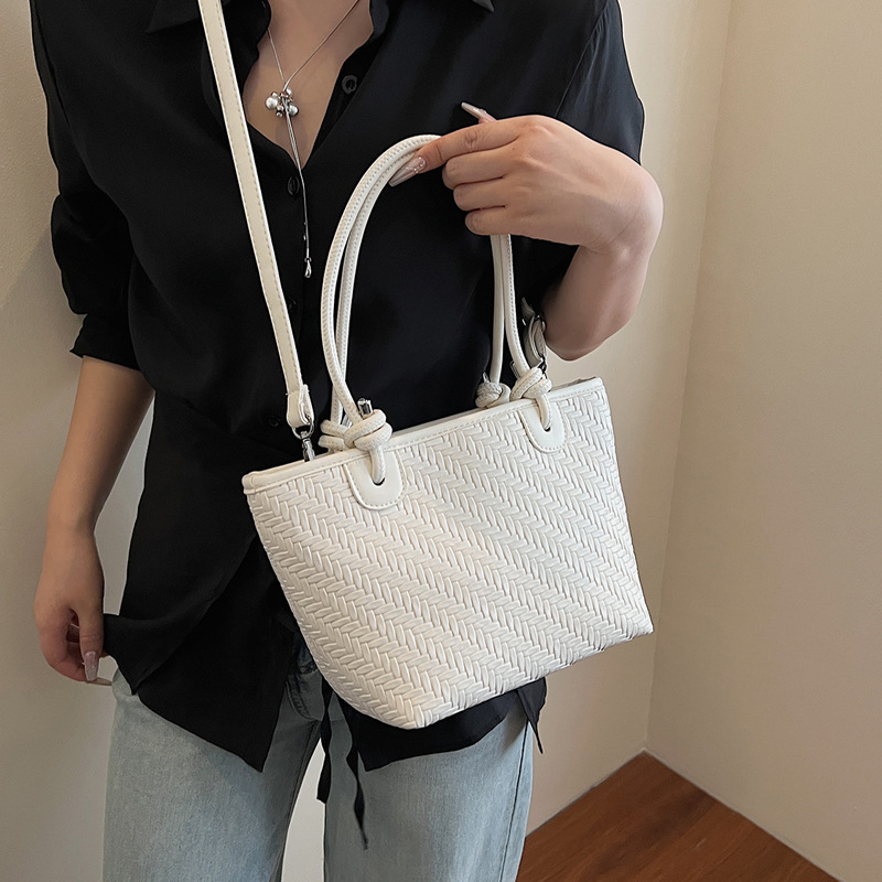 The 2025 new Korean-style women's simple, fashionable and versatile single-shoulder crossbody bag is stylish and stylish, and the bucket bag is trendy Specification drawing