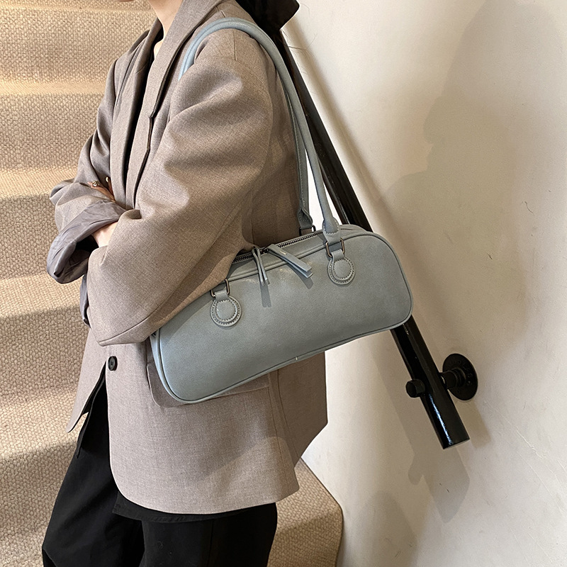 Casual, fashionable and trendy ladies' large-capacity 2025 new spring retro, simple and niche single-shoulder commuting pillow bag details Picture