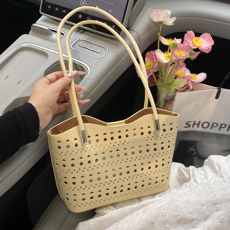 Versatile hollowed-out tote bag, niche design, commuter beach single-shoulder bag, large capacity, simple texture, handbag for women full figure