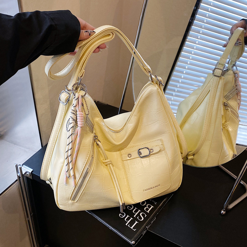 The 2025 summer new casual soft leather large-capacity tote bag is fashionable and versatile for commuting. It's a trendy single and double shoulder bag for women full figure