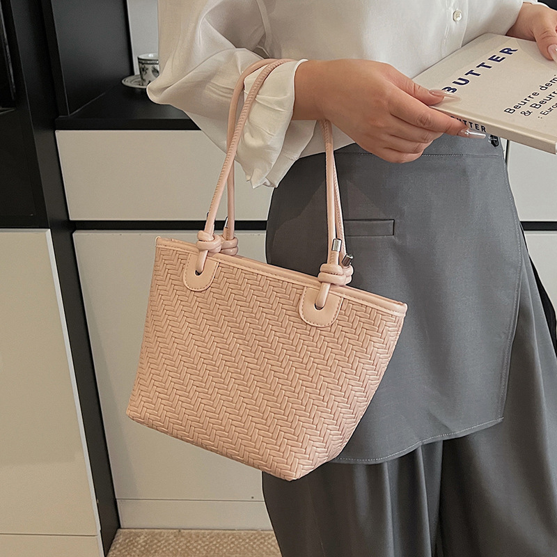 The 2025 new Korean-style women's simple, fashionable and versatile single-shoulder crossbody bag is stylish and stylish, and the bucket bag is trendy details Picture