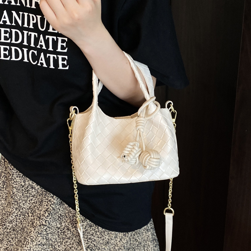 Fashionable retro trend 2025 Summer new casual, stylish, simple and niche design bucket women's bag single-shoulder bag details Picture