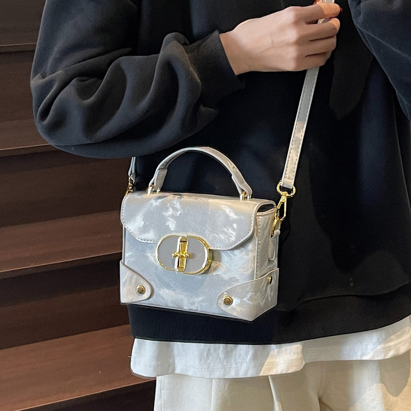 Fashionable and trendy small bag 2025 new women's bag, summer casual and simple crossbody bag, hand-held texture small square bag details Picture