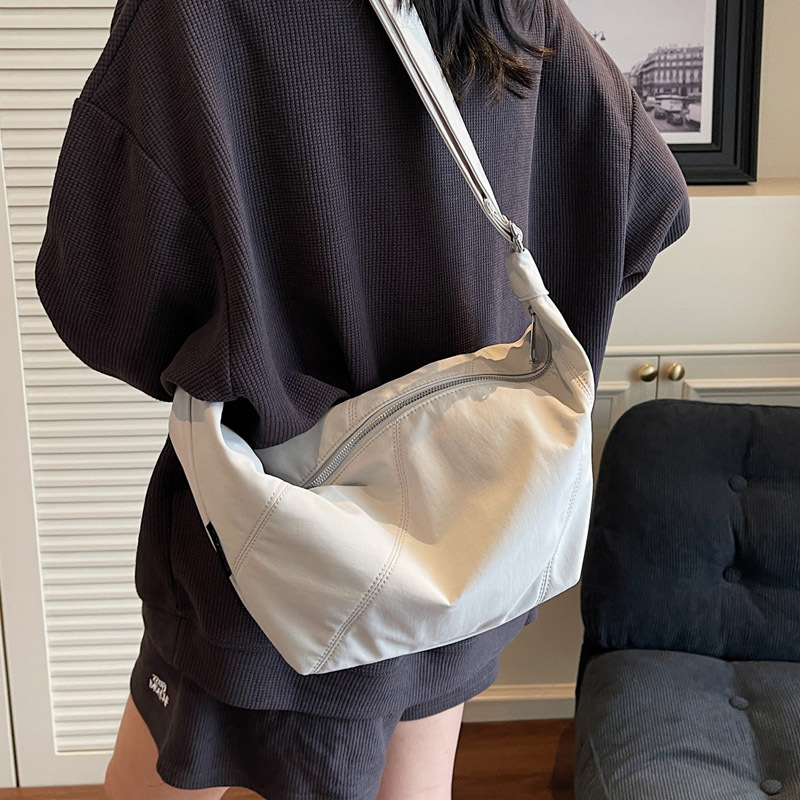 Laid-back and casual nylon fabric crossbody bag for women, 2025 new lightweight and versatile dumpling bag, large capacity single-shoulder bag for commuting Application Scenario