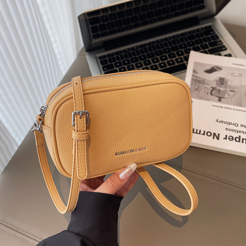 New fashionable and simple single-shoulder crossbody bag, a versatile small square bag for women, a casual, mini and portable trendy handbag for travel full figure