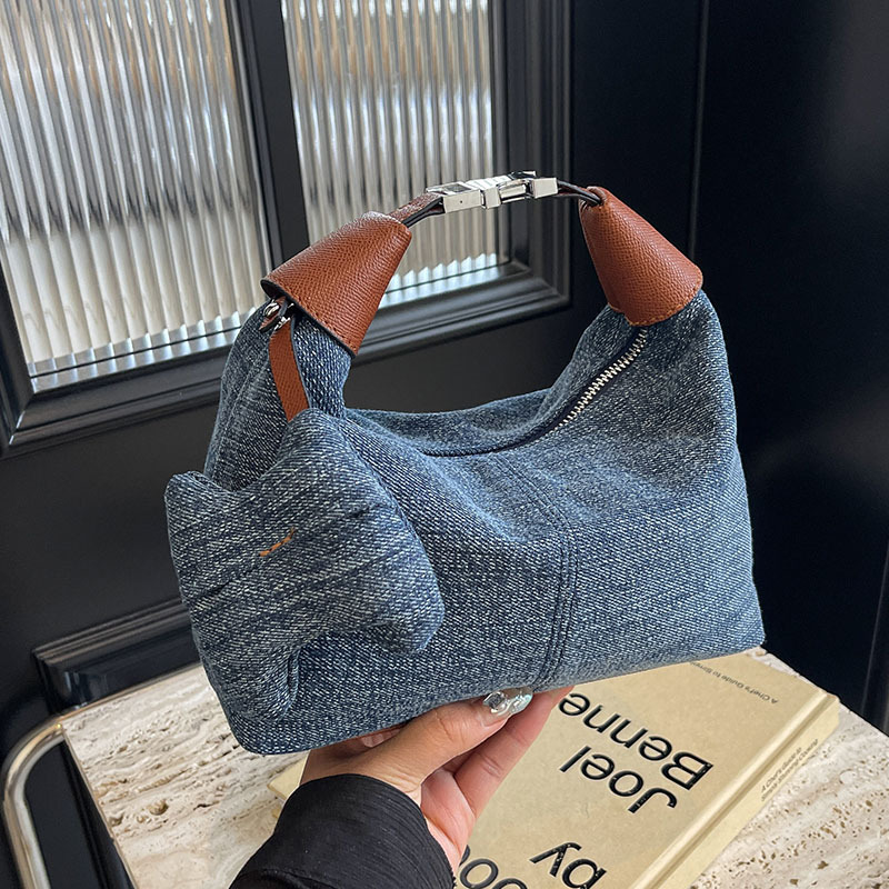 A super popular niche denim handbag for women, a new spring/Summer 2025 versatile crossbody bag for fashionable commuting Application Scenario
