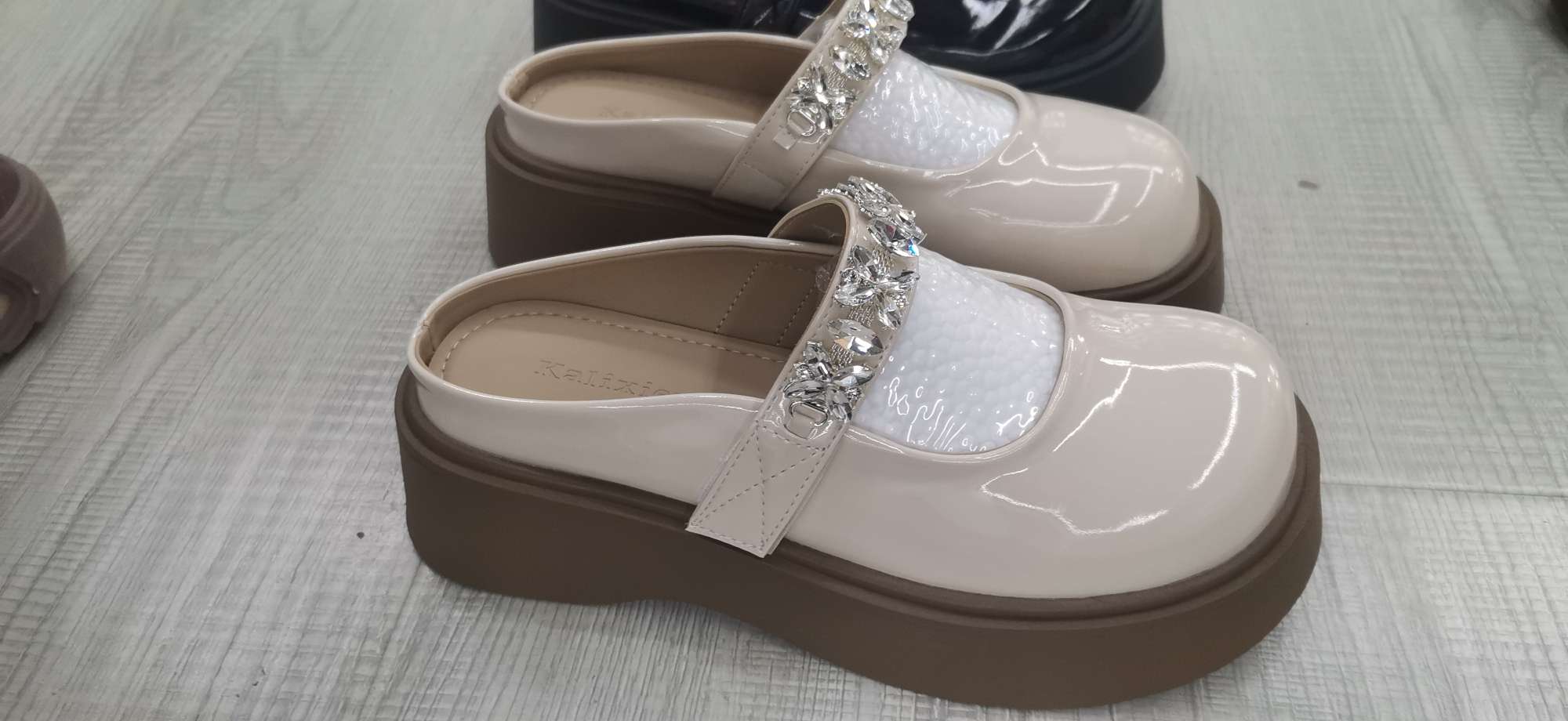 A lady's pearlescent leather middle heel, fashionable high heels with a muffin sole and half drag