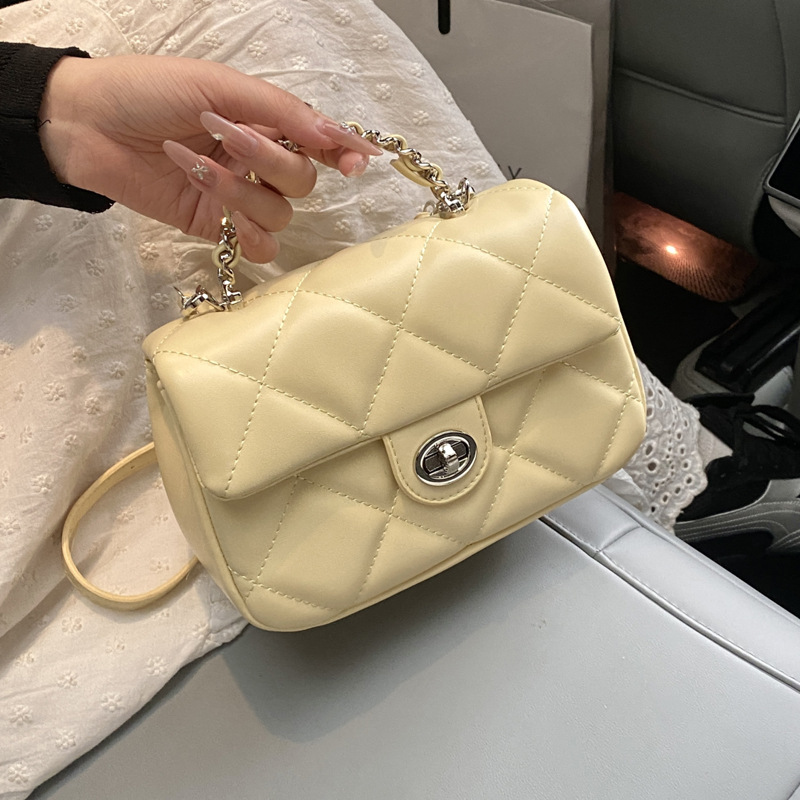 A fashionable and versatile small square bag for women, a new summer 2025 chain single-shoulder crossbody bag with a diamond pattern full figure