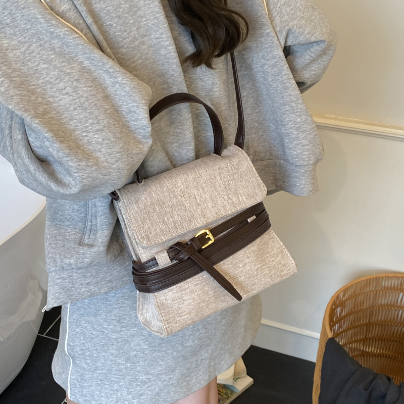 This year, the versatile commuter backpack is in fashion. For the summer of 2025, it's a stylish and casual Korean version of a hand-held crossbody bag details Picture