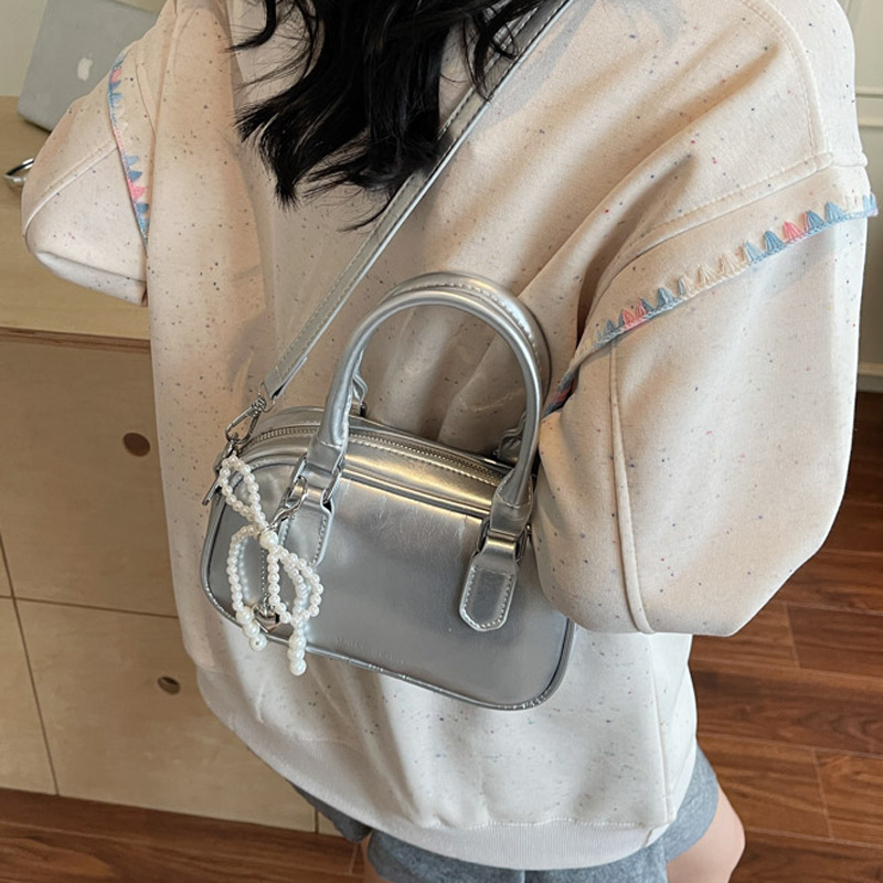 A fashionable Korean-style small square bag for women in the summer of 2025, featuring a simple and retro single-shoulder, crossbody and hand-held pillow bag details Picture