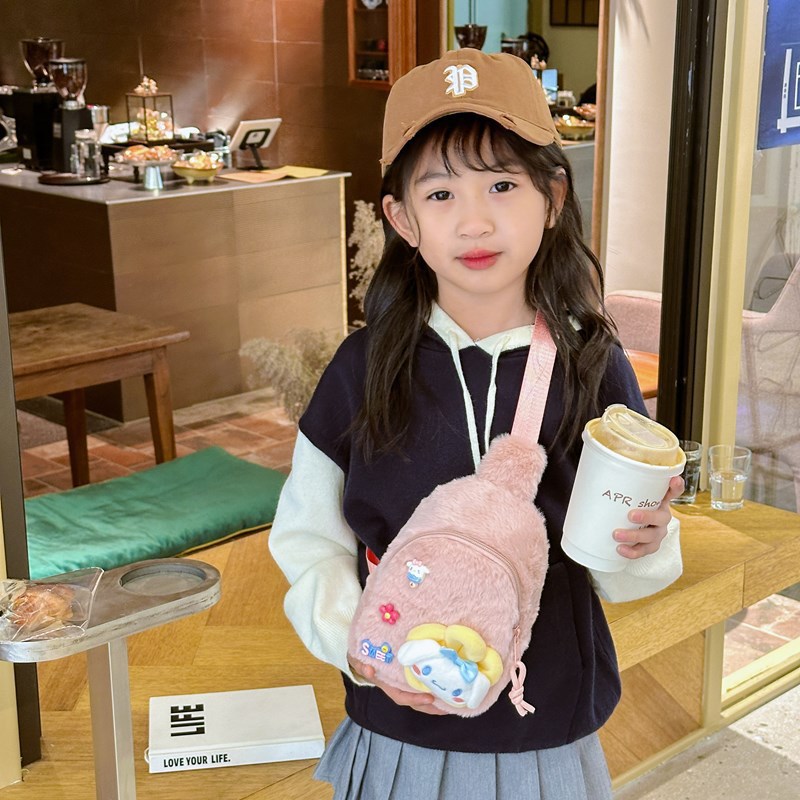 The new autumn and winter children's bags are cute cartoon plush coin purses, girls' outdoor casual crossbody bags and trendy chest bags details Picture