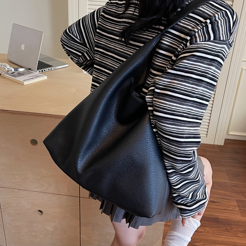 2025 New trendy, retro single-shoulder bag, commuter quality tote bag, simple and large-capacity handbag, women's bag Application Scenario