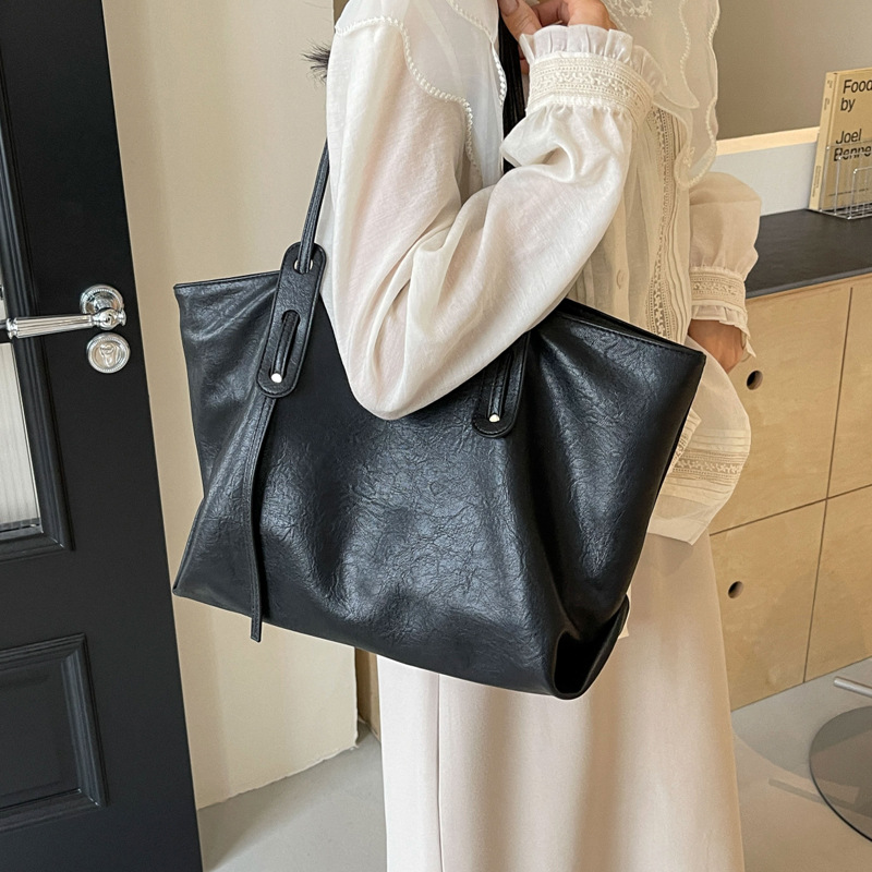2025 Korean retro solid color casual and simple tote bag, versatile for commuting, fashionable and large-capacity bag for women full figure