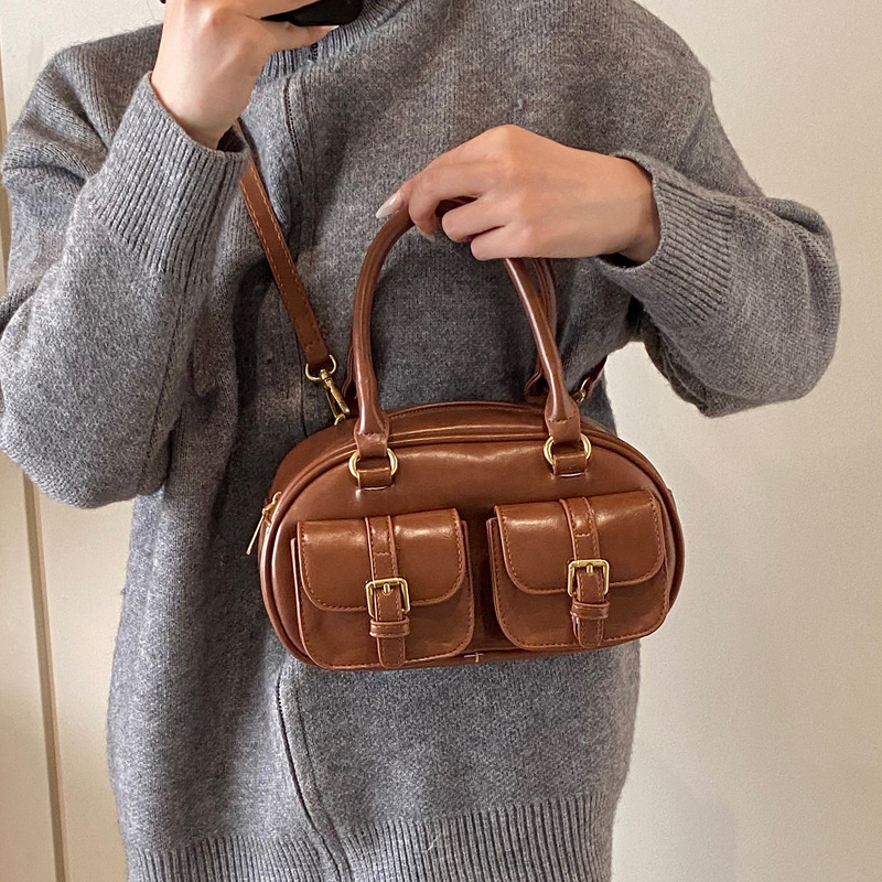 New winter large-capacity handbag, underarm bowling bag, retro texture commuting pillow bag Application Scenario