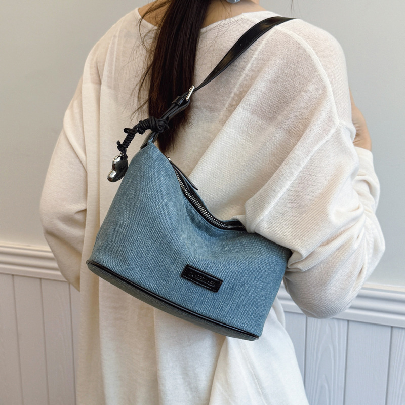 2025 New niche design bucket bag for women, versatile, trendy, large-capacity, simple denim single-shoulder underarm bag Application Scenario