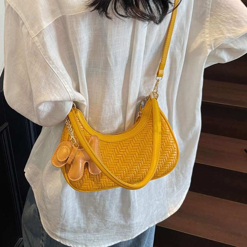 This is a new, trendy and fashionable, simple and retro commuting bag for women in 2025, featuring a soft leather bag with a high-quality texture Application Scenario
