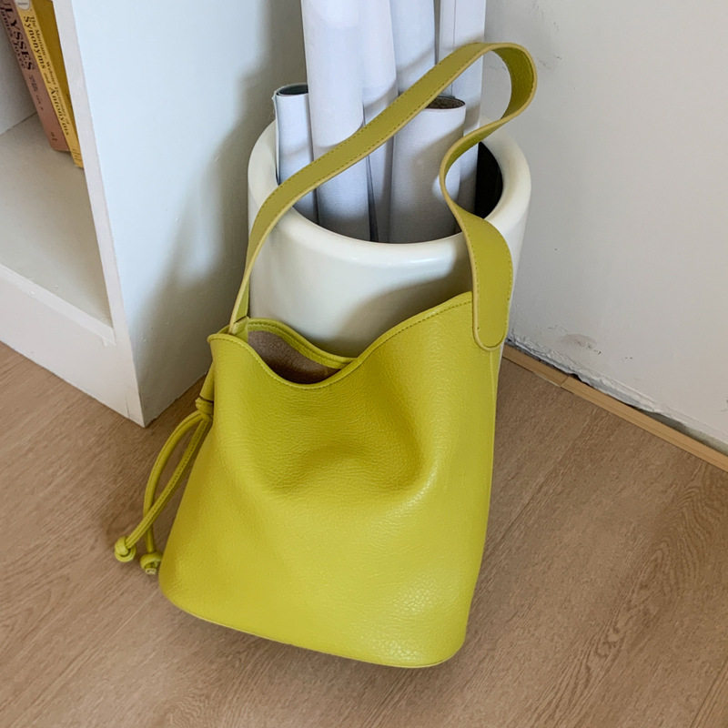 Fashionable and simple commuter small bag for women 2025 new summer versatile single-shoulder underarm bag, popular crossbody bucket bag full figure