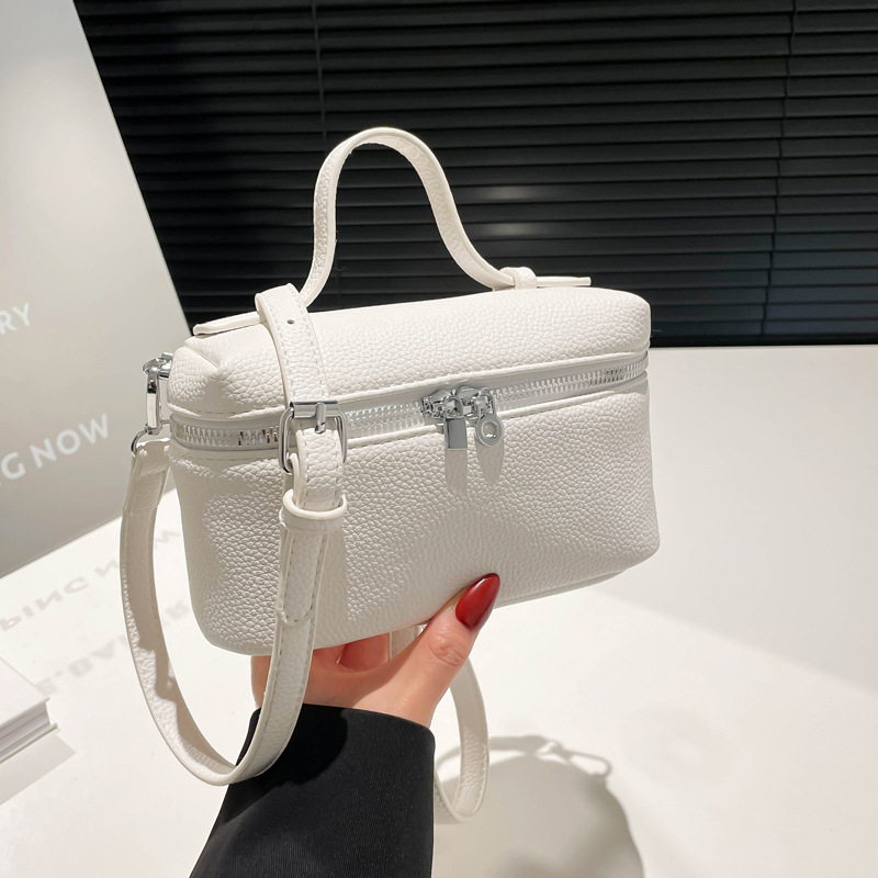 The new Korean-style fashionable handbag in 2025 features a simple candy-colored, stylish small square bag with a laid-back and casual crossbody style full figure