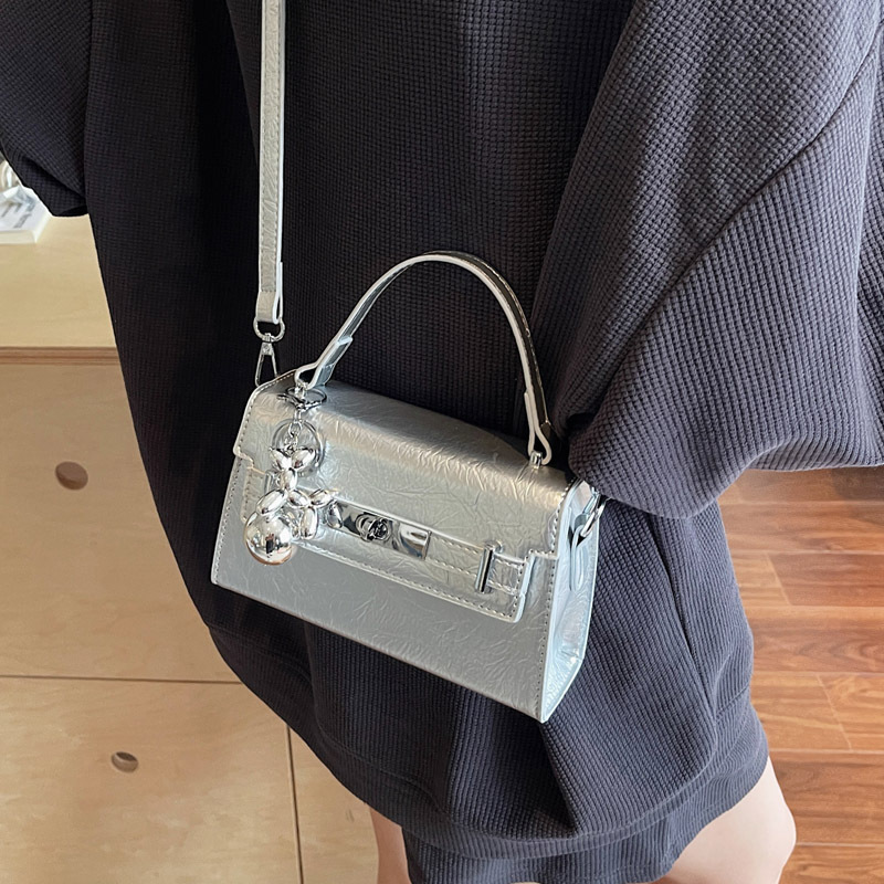 A niche design handbag for women in the summer of 2025, featuring a simple and stylish underarm bag and a versatile and fashionable single-shoulder crossbody bag Application Scenario