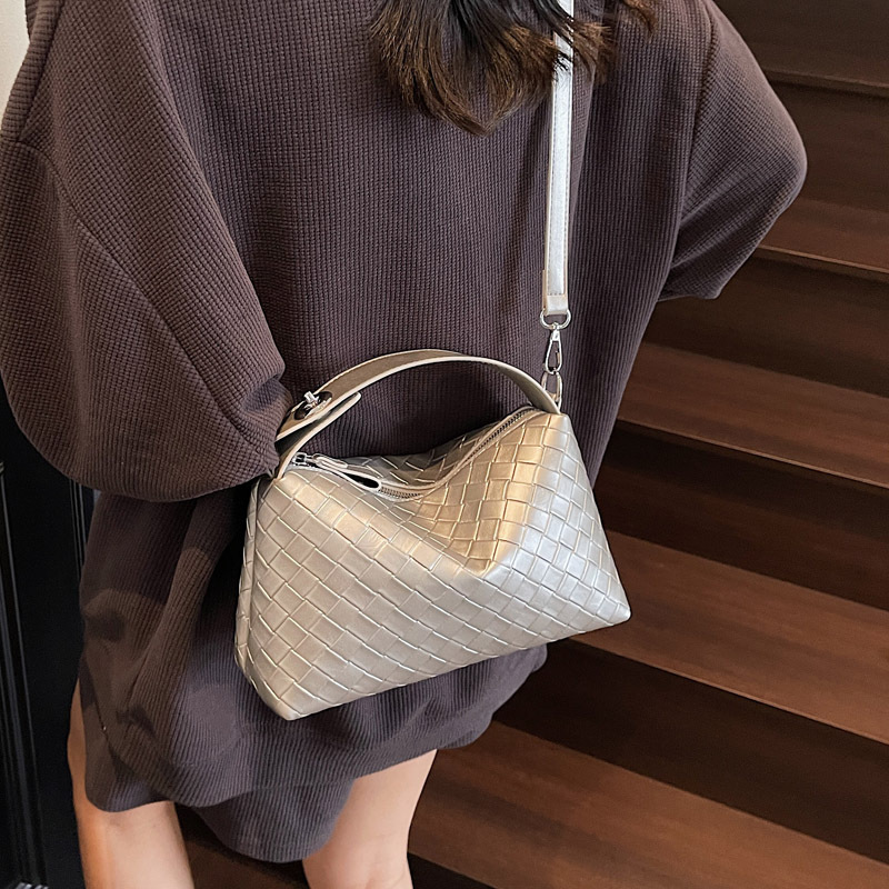 Fashionable woven handbag for women 2025 Summer new casual and simple dumpling bag, commuting trend crossbody bag for women Application Scenario