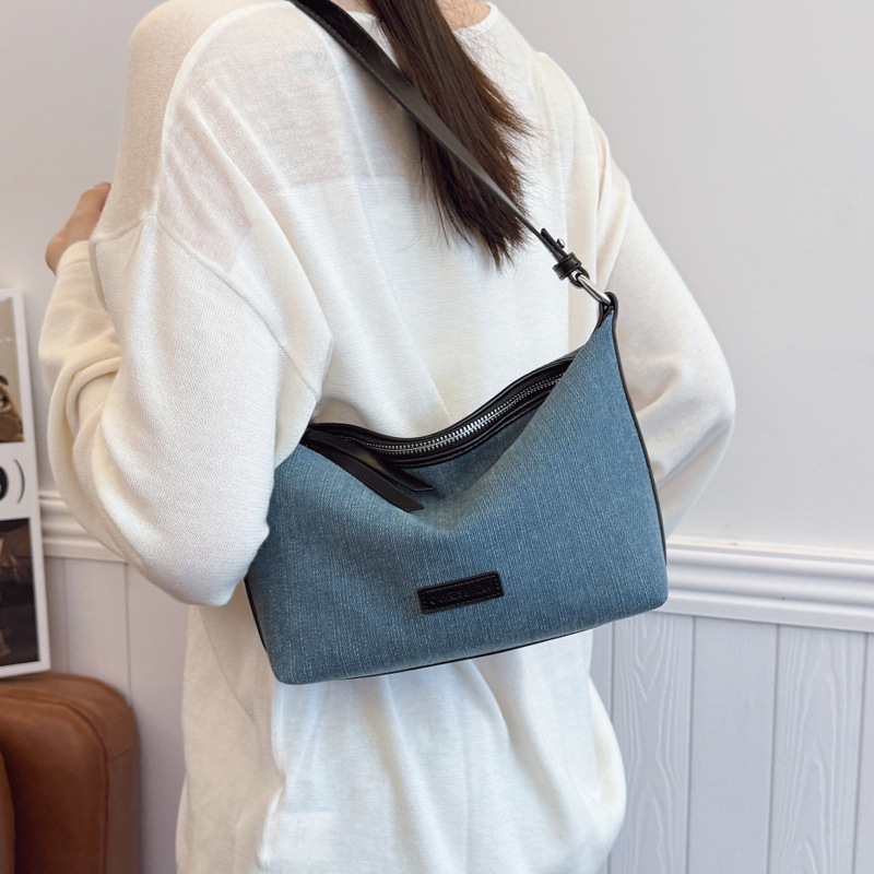 French underarm bag for women 2024 New style, fashionable and retro denim pillow bag, niche casual and stylish crossbody bag Application Scenario