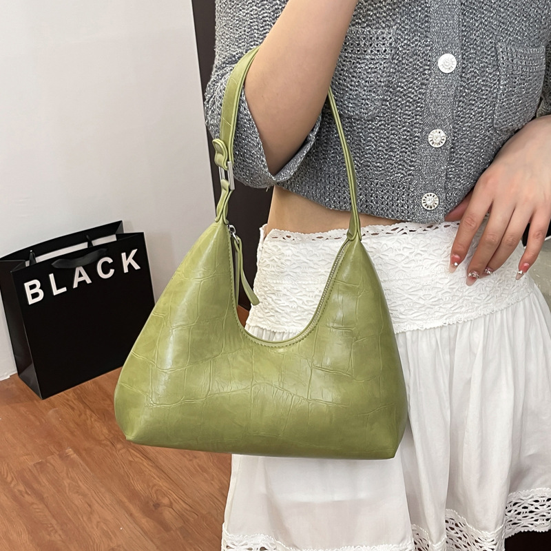 A niche design with a high-quality underarm bag for women in the summer of 2025, a fashionable and versatile single-shoulder bag with a simple square design Application Scenario