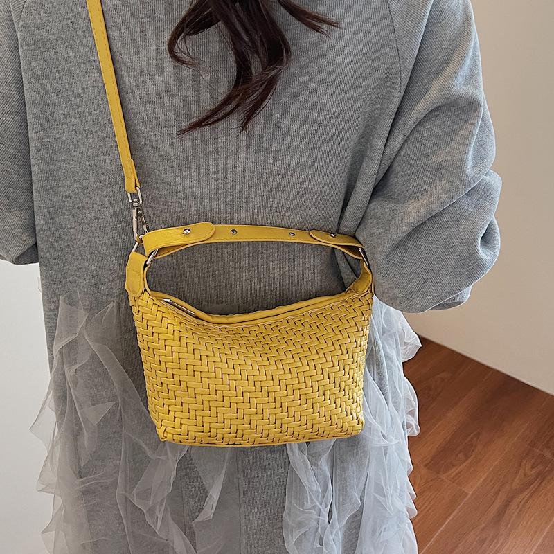 A niche hand-held woven bag for women in the summer of 2025, featuring a simple Korean-style dumpling bag for casual commuting Specification drawing