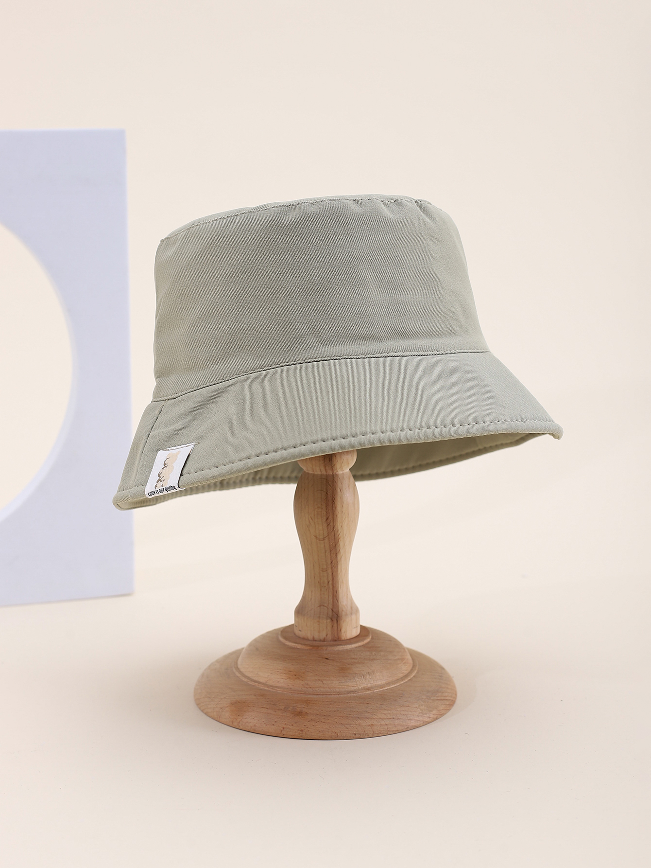 This is a popular children's single-sided fisherman's hat with embroidered side labels for spring and summer. It's cute, cartoon, classic, versatile and personalized. The inner side of this children's single-sided fisherman's hat comes with a drawstring Application Scenario