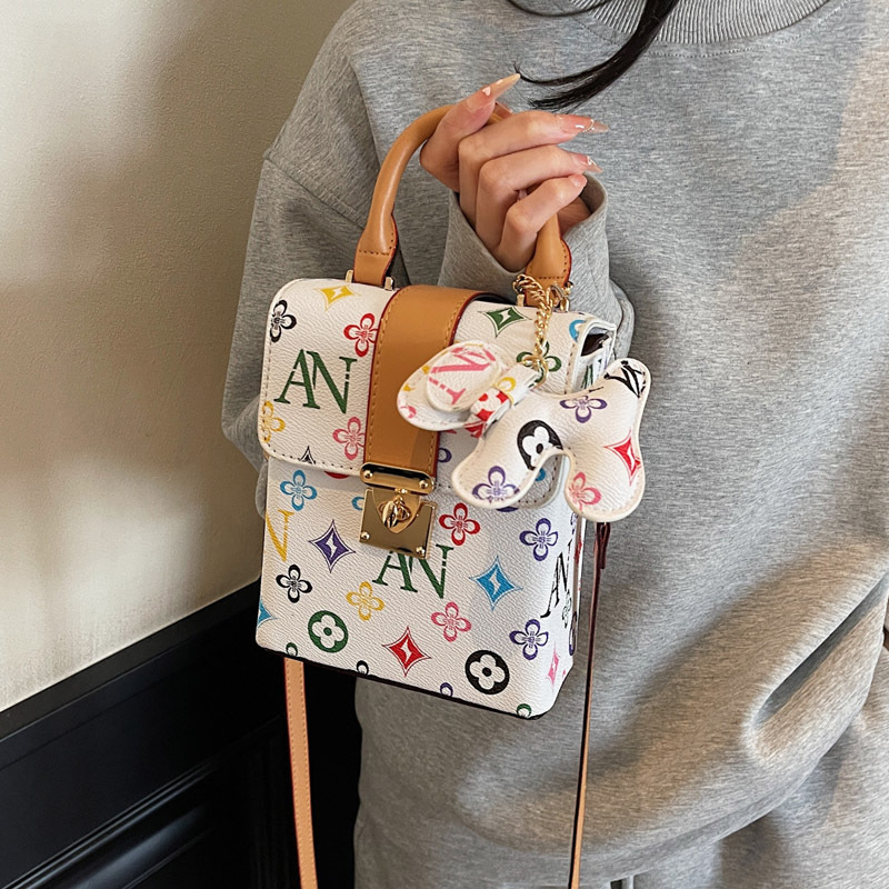 A new Korean-style versatile and simple single-shoulder crossbody bag for women in the summer of 2025, featuring a Korean-style mobile phone bag Specification drawing