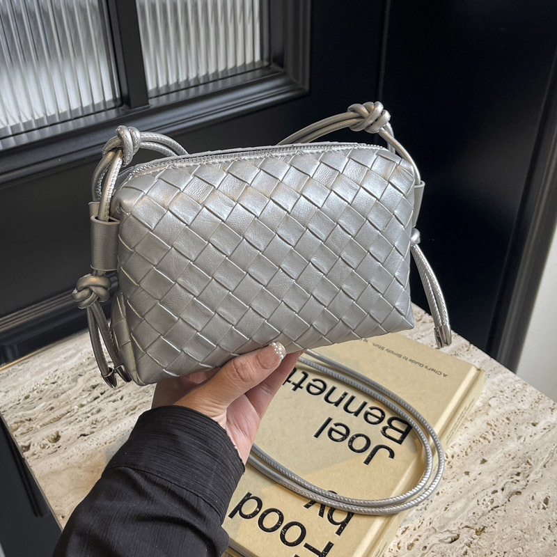 Korean style fashionable woven pattern small square bag for women 2024 summer new simple single-shoulder bag, niche, trendy and versatile crossbody bag full figure