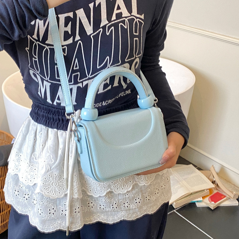 The new summer 2025 casual, trendy and niche design crossbody bag is a fashionable hand-held and shoulder-loaded small square bag Application Scenario