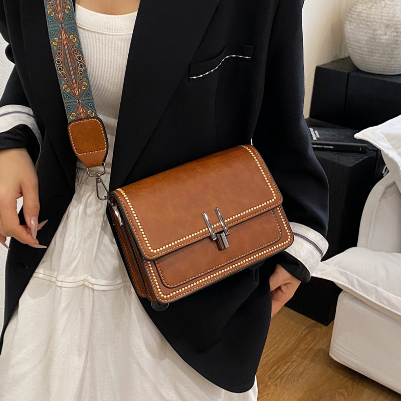 This year, wide shoulder strap women's bags are in vogue. The 2025 new summer retro single-shoulder crossbody bag is a niche and stylish small square bag Specification drawing