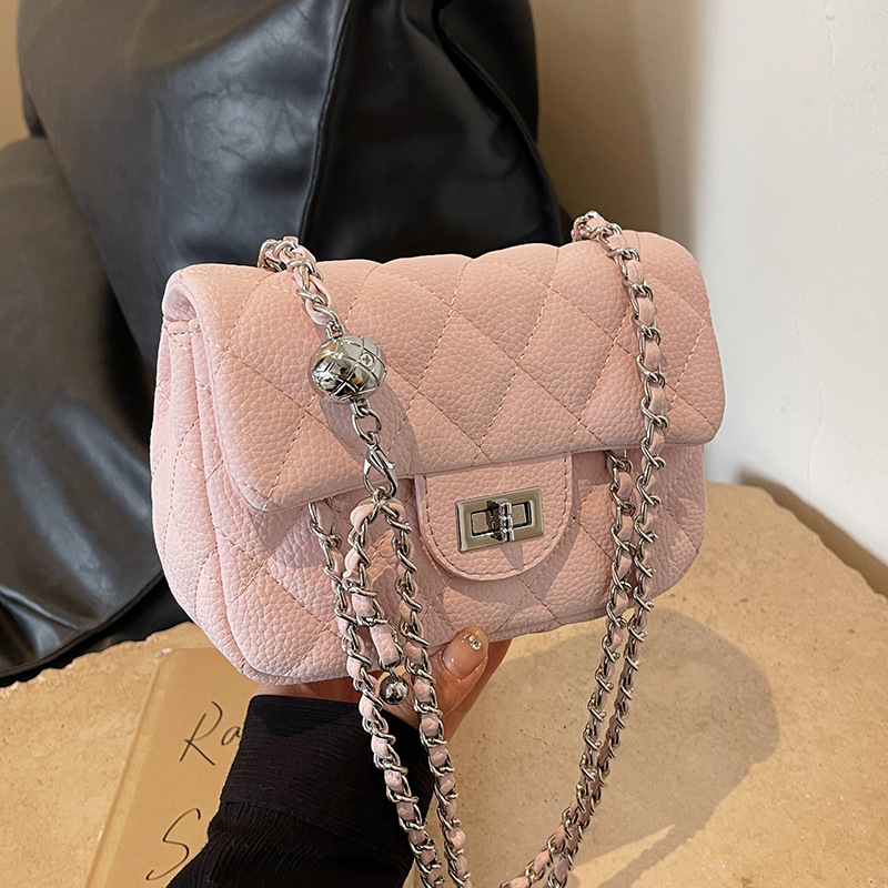 Diamond-shaped chain bag for women, 2025 new style, trendy and high-end fashion, versatile for spring and summer, single-shoulder crossbody bag, small square bag Application Scenario