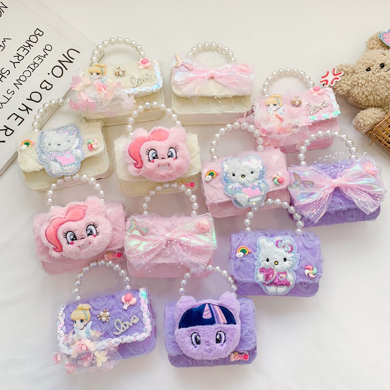 The new girls' bag is fashionable and cute. It's a cartoon plush children's single-shoulder princess crossbody bag that has become a popular choice for little girls to carry full figure
