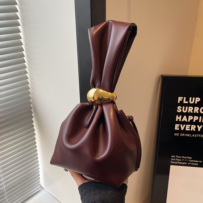 A high-end, niche and quirky small bag for women's autumn and winter 2025 new retro pleated mini bucket bag full figure