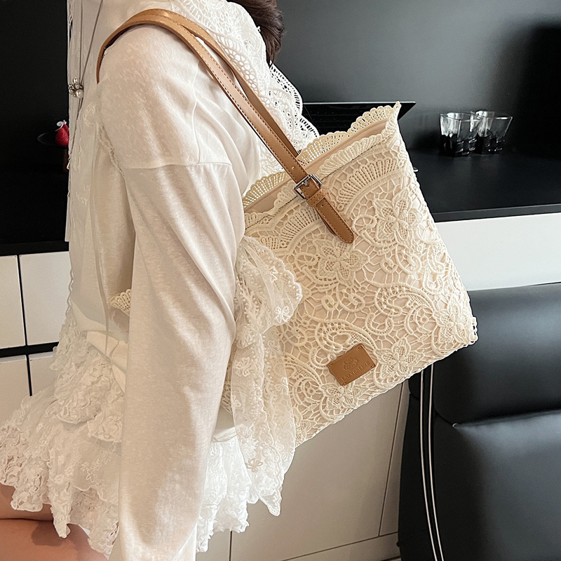 A small Korean version of large-capacity woven bag, tote bag, summer new style with hollowed-out and laid-back style, single-shoulder armpit bag, beach bag details Picture