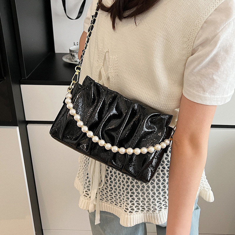The 2025 summer new pearl hand-held women's bag, underarm bag, trendy and versatile shoulder bag, fashionable design crossbody bag Application Scenario
