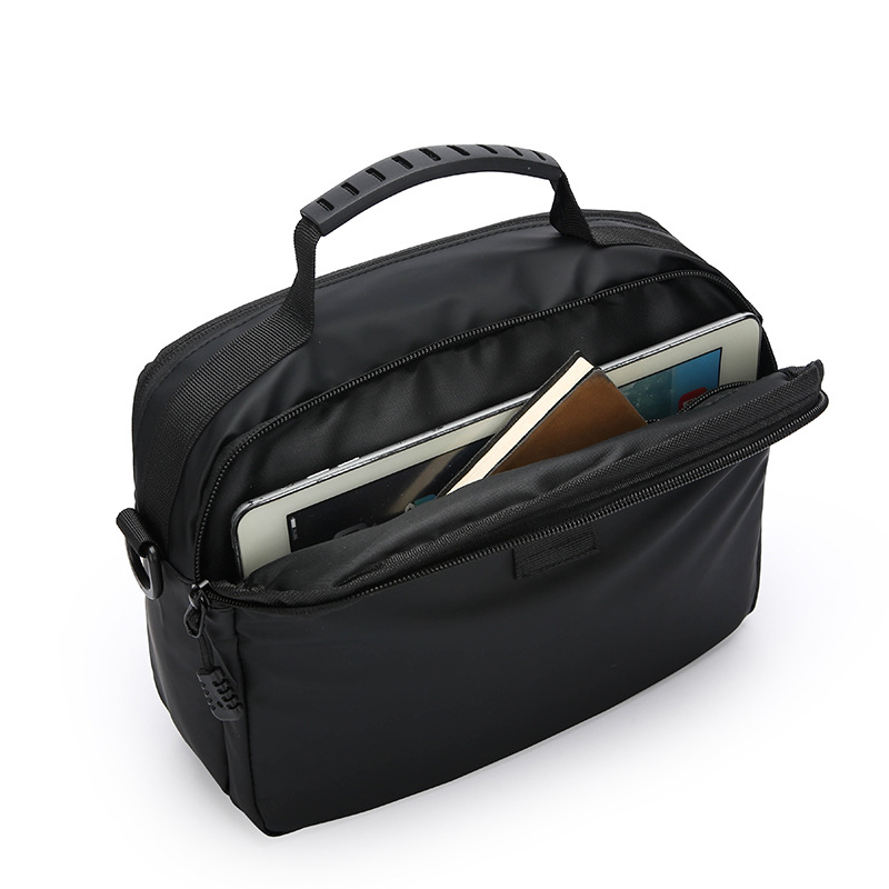 The new men's bag features multiple pockets for outdoor, casual and business use. It is a large-capacity single-shoulder crossbody bag that is fashionable, simple and cross-border details Picture