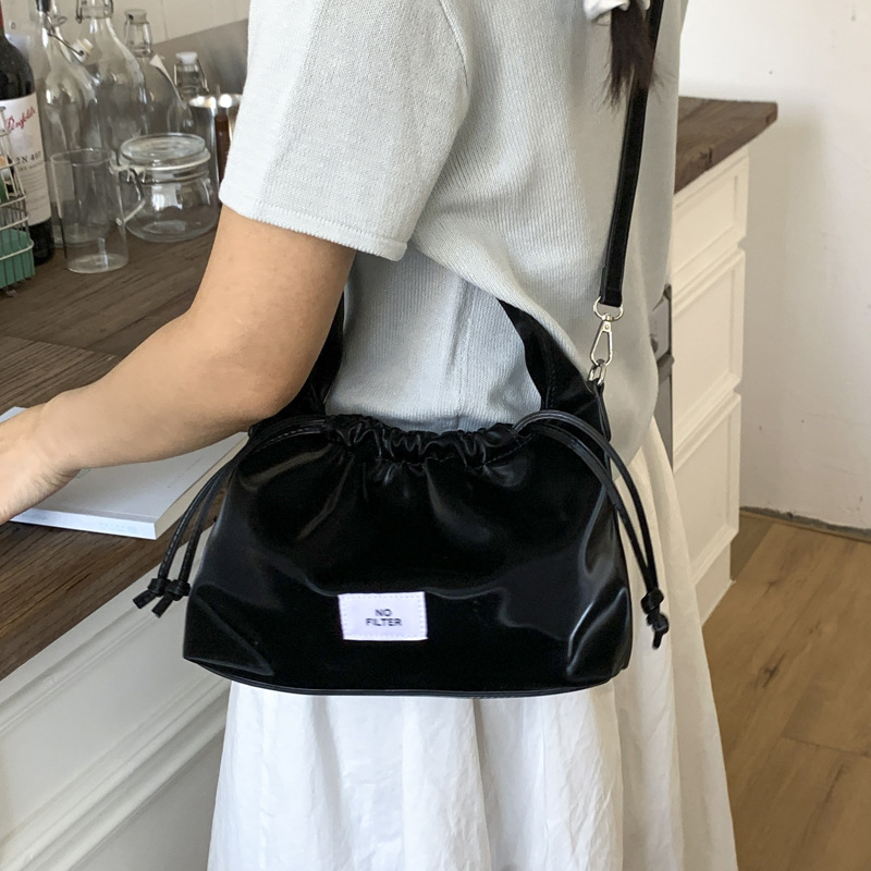 New 2025 Pleated bag for women, large-capacity, fashionable and versatile shoulder bag, nylon fabric casual commuting crossbody bag for women Application Scenario