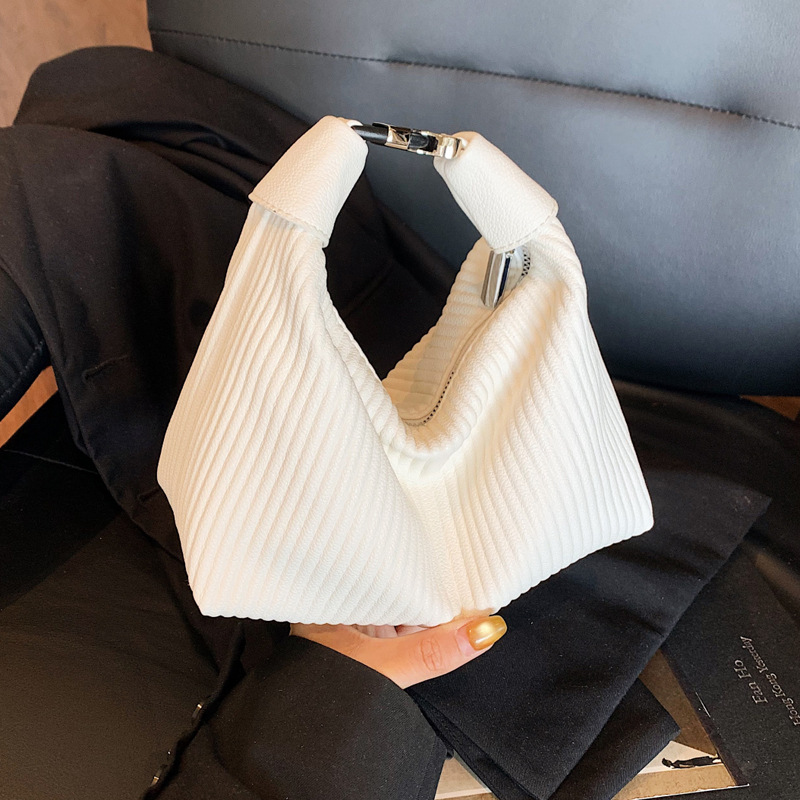 A niche hand-held pleated bag for women in the summer of 2025, a trendy and retro underarm bag, and a versatile Instagram single-shoulder crossbody bag full figure