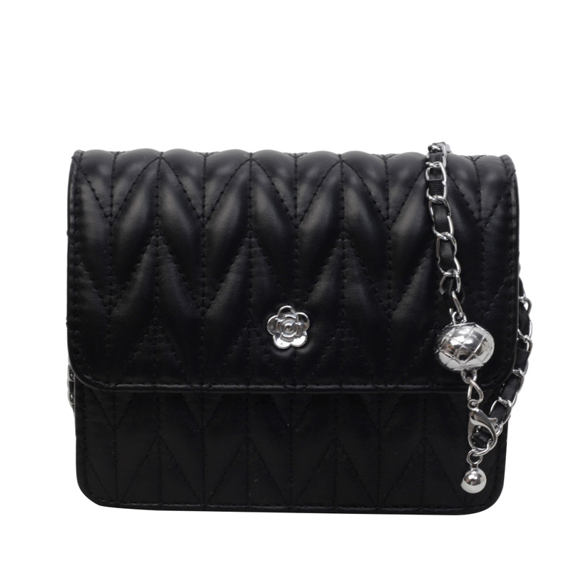 The new fashionable chain single-shoulder bag for women in 2025 summer is a versatile and trendy crossbody bag with a stylish diamond-shaped pattern for ladies Item Picture
