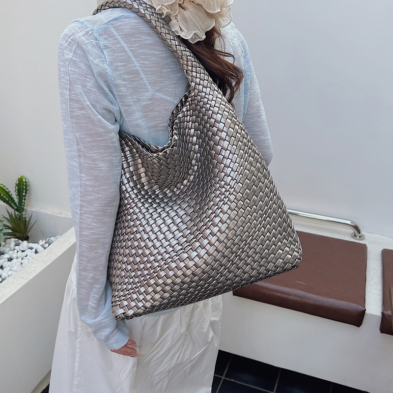 Niche design hand-woven bag, large-capacity casual tote bag, 2025 new trendy commuting mother and child underarm bag Application Scenario
